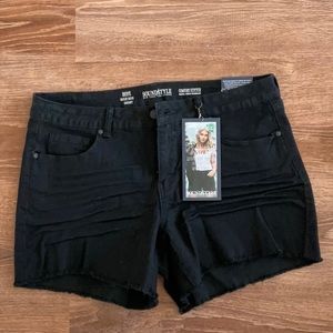 Black jean shorts sound/style